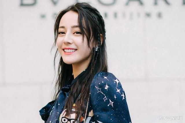 热巴把易拉罐当鞋穿，网友呼:怎么走路?