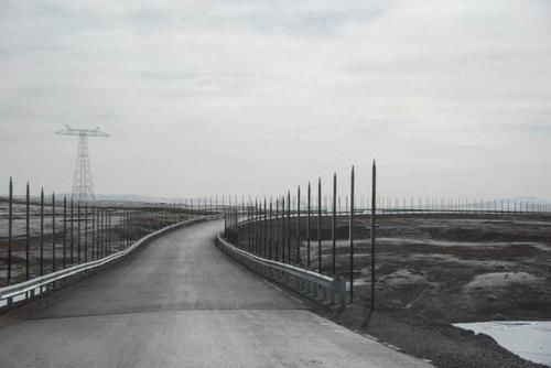 青藏线公路上的铁棍子,到底有什么用途?看看专家怎么说