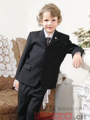 干净整齐的时尚小男孩发型 从小具备绅士风