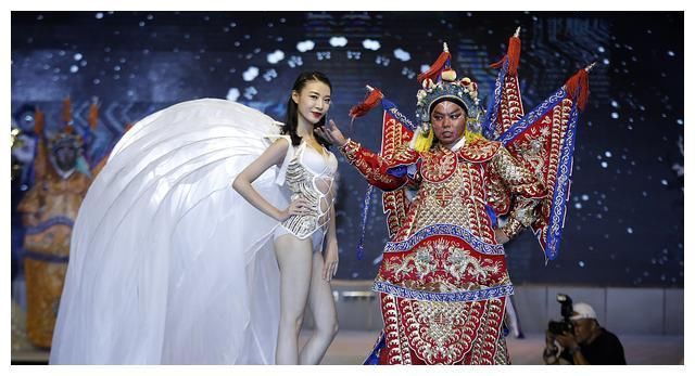 当“维密”遇上京剧，中外模特身穿维密服装大秀身材，性感十足