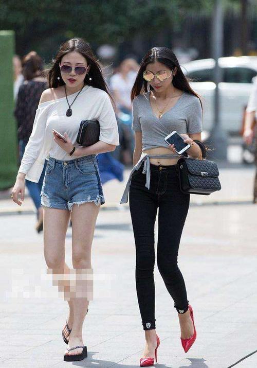街拍美女：身穿吊带娇艳又迷人,时髦清爽 谁看了都有心动！