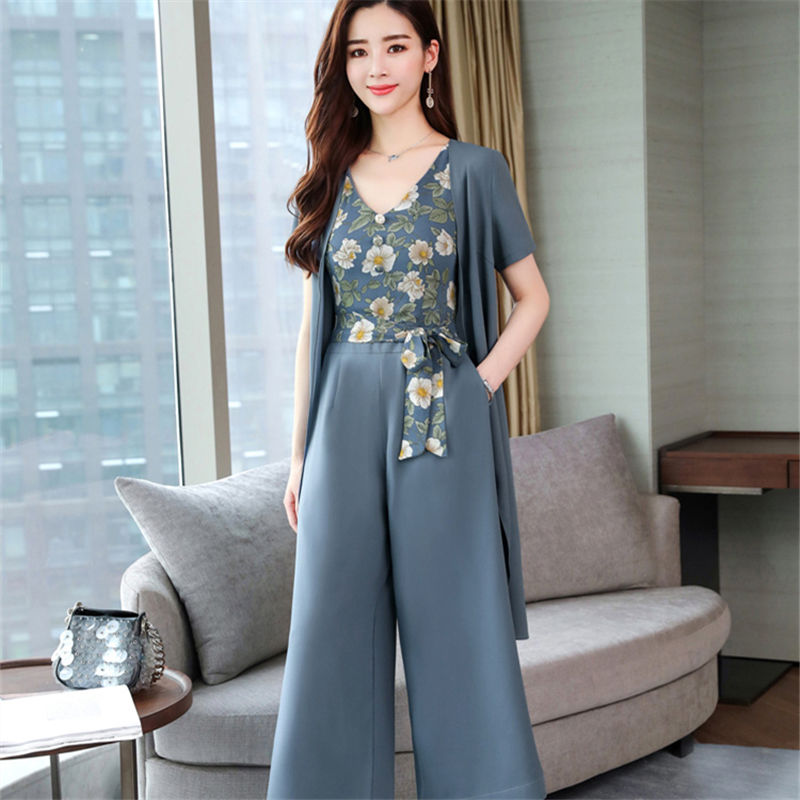 小个子女人千万别穿黑裤子，尝试下裤裙，1米5也能穿出高个气场