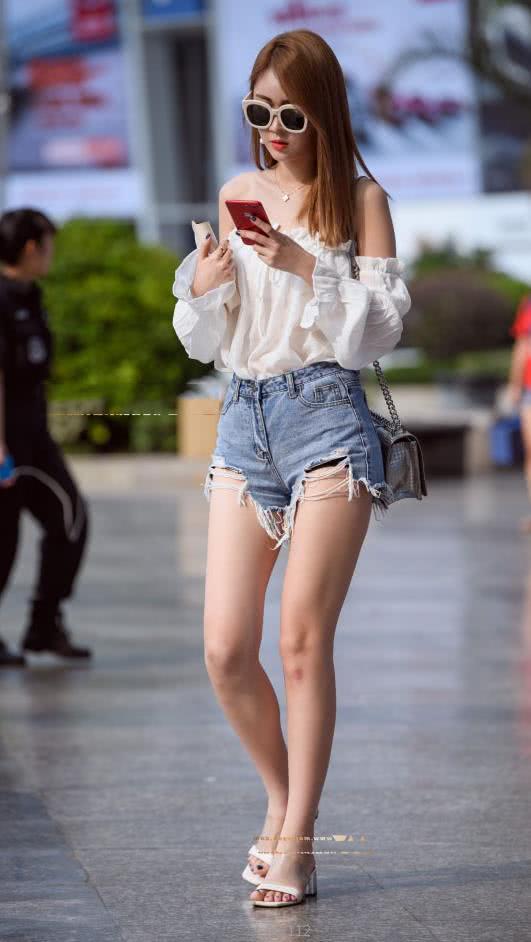 清纯玉女蓝色紧身牛仔短裤破出肥硕臀线，白皙的双腿很吸睛