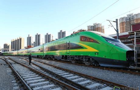 绿皮火车换新装，“绿巨人”复兴号超长火车将亮相，wifi是标配