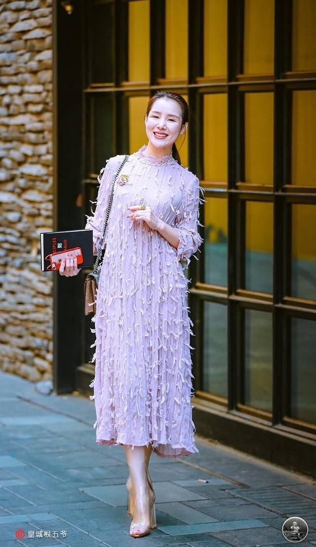  「清纯」街拍：美女清纯甜美的搭配，看似平凡简单的穿搭，却十分招人喜欢