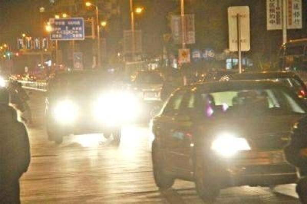  夜车@三下双闪什么意思？老司机：公认的灯语，不认识别开夜车