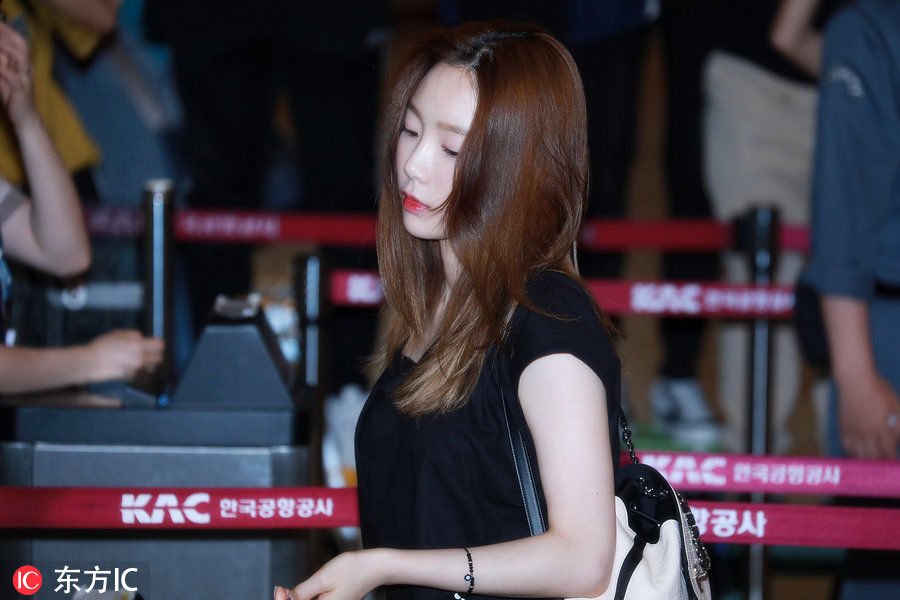 少女时代金泰妍露肩小黑裙非常撩，1米58也有傲人大长腿