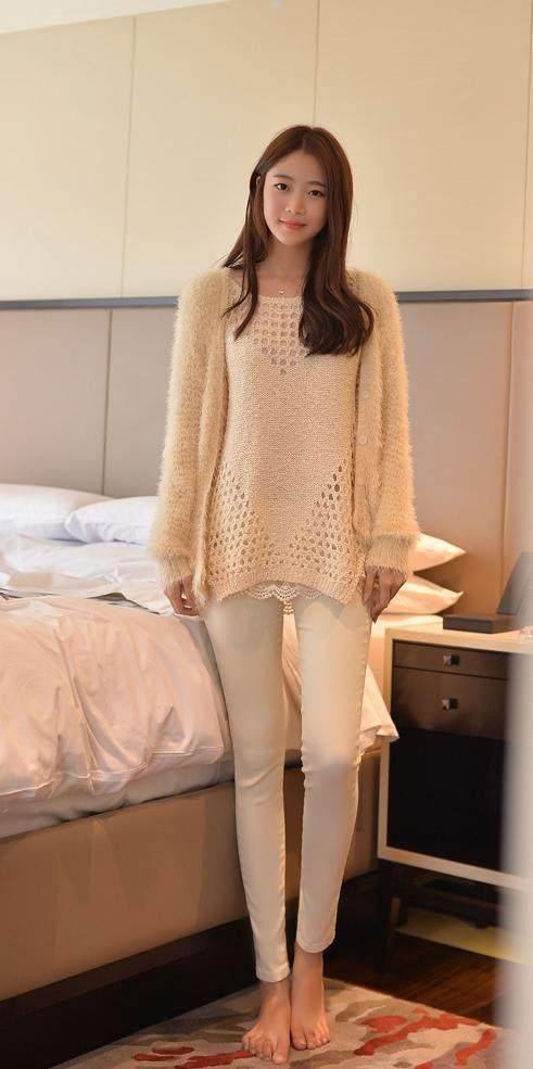 紧身裤比包臀裙愈加的生动减龄，既年轻又有品质感