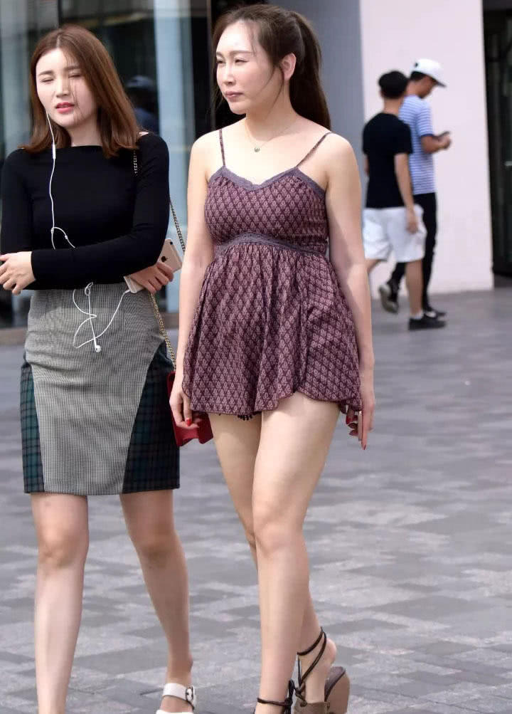 时尚小姐姐，一个雍容华贵性感霸气，一个微胖淑女，比身材各有特