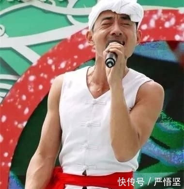  『依旧』51岁阿宝穿7年前演出服唱新歌，依旧比不过披上大衣的朱之文？
