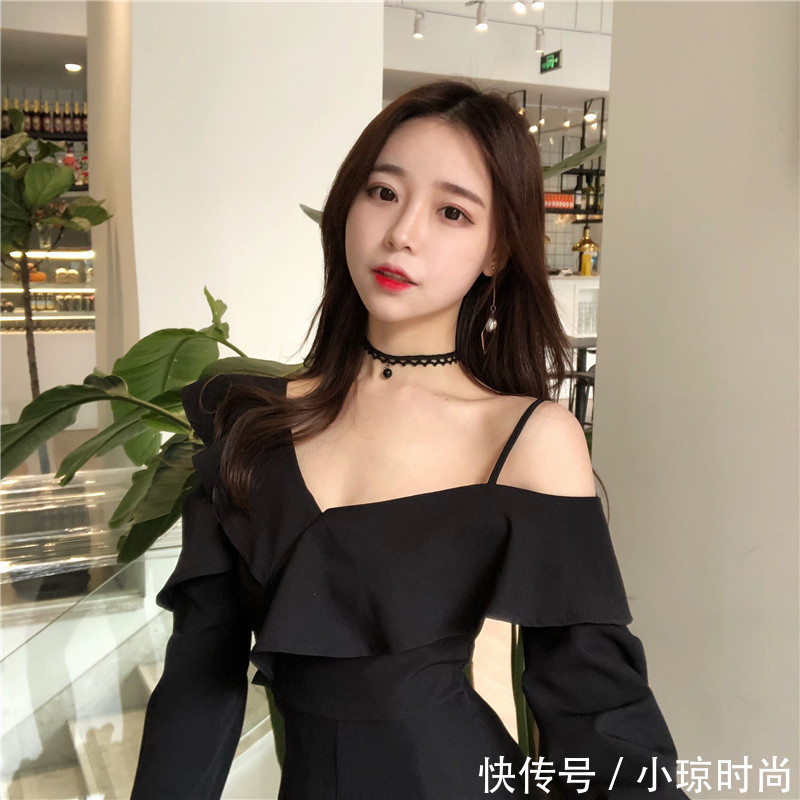 若隐若现的妩媚，性感诱人，露肩裙展现女生的性感和清纯，仙女必
