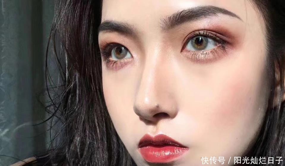  [女孩]自带美瞳的女孩，素颜既有点土又有点潮
