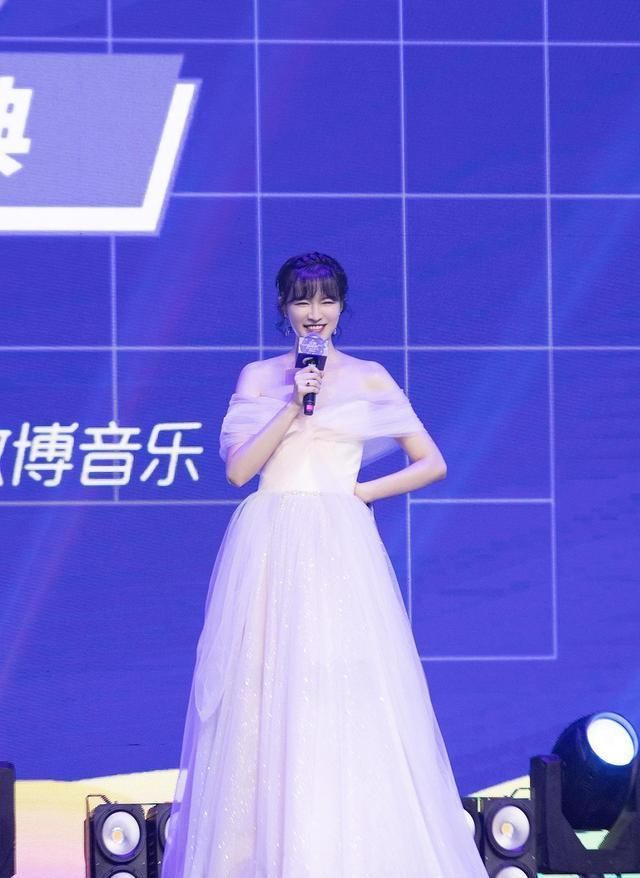 [连衣裙的时]李艾当妈后气质更甜美，薄纱露肩连衣裙亮相，编发发型时尚洋气