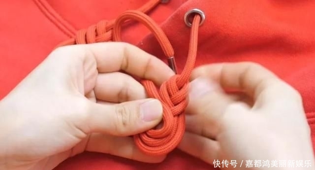  漂亮：今年最流行的卫衣绳子打结法，既漂亮又个性，方法简单一学就会！