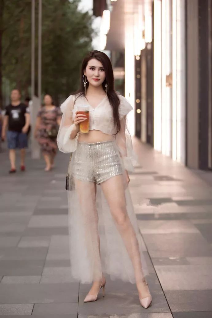  『焦点』美女搭配高跟鞋，走到哪里都是焦点