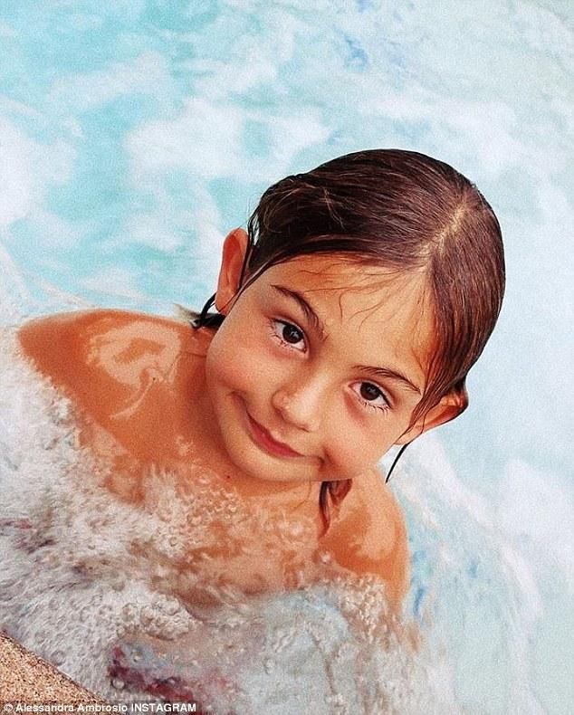 巴西37岁前维秘名模单身生两个孩身材如初 穿白色比基尼海滩游玩