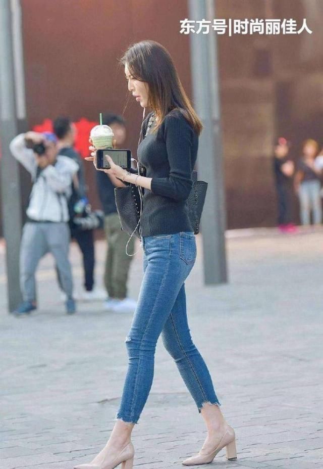紧身裤:女人都爱紧身牛仔裤,修身显瘦,搭配高跟鞋更加精致