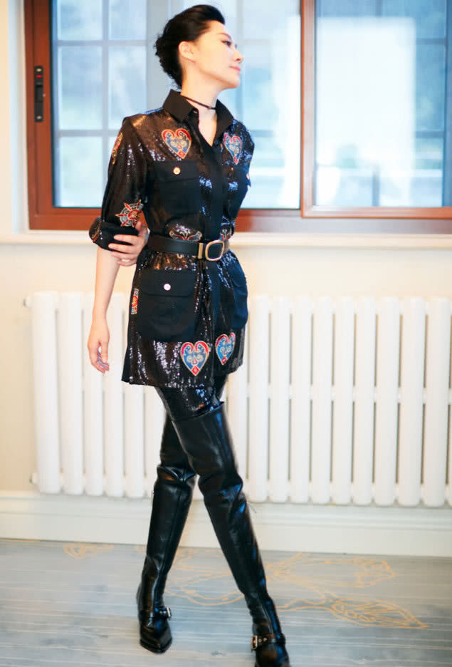 许晴美照，一身黑色穿扮大秀好身材，网友:真的是60后?