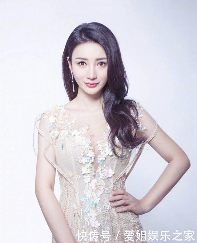 柳岩张柏芝都是80年出生的女星，同穿金色连衣裙，哪位女神更美？