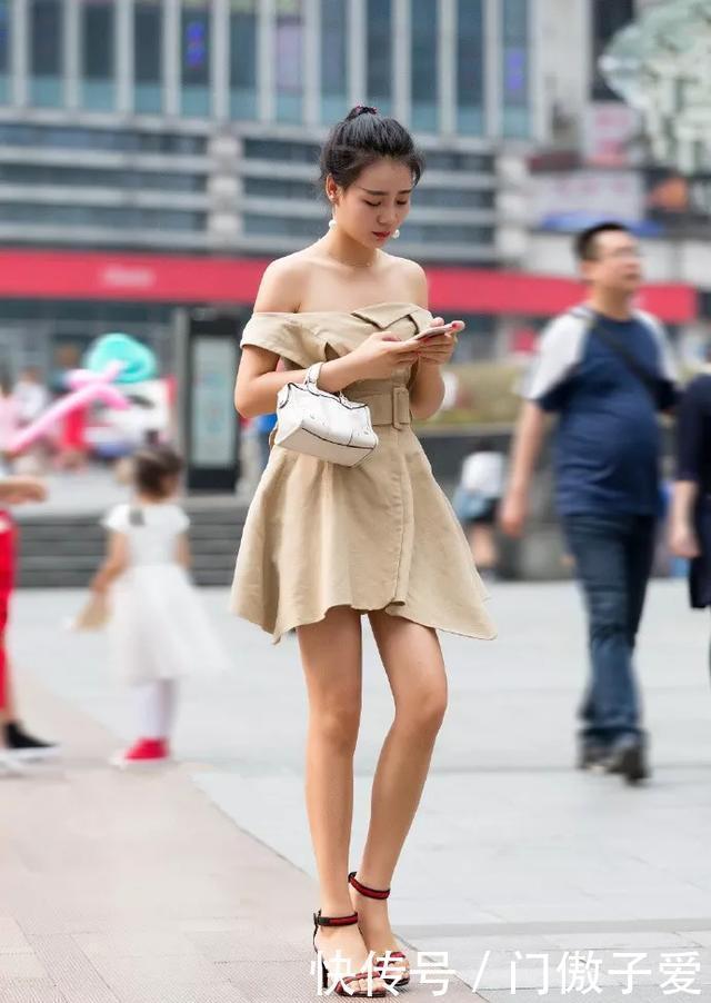 美女|小个子美女脚上穿一双高跟鞋,让整体造型看起来更加的时尚有魅力