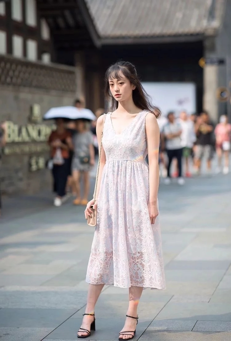  『身穿』街拍：身穿花裙的小美女，貌美如花，美腿让人羡慕不已