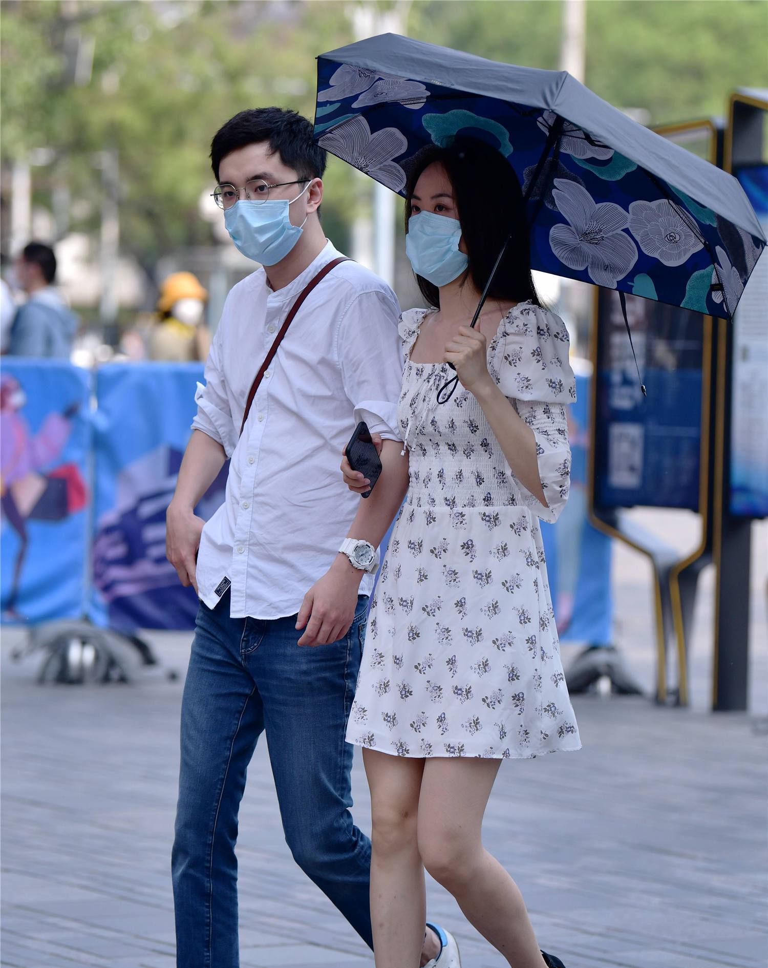  『感觉』小姐姐白色上衣和黄色半身裙的装扮,靓丽时尚尽显风采!
