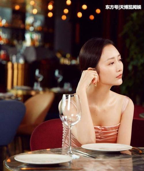 王鸥撞衫迪丽热巴，一个端庄优雅，一个仙女下凡