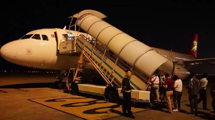 机场一航班因故障返航,乘客称挡风玻璃破裂!川