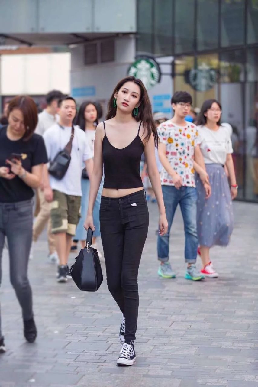 气质小姐姐吊带背心秀身材，小巧的服饰充满不羁的韵味，女神的气