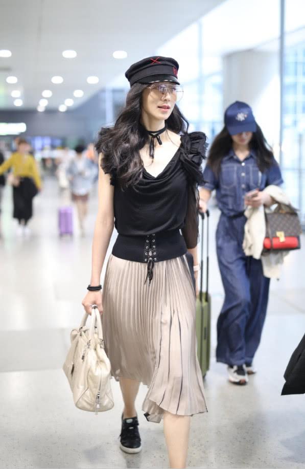 真是佩服韩雪！土掉渣的百褶裙竟穿得如此魅力，这气质无人能及！