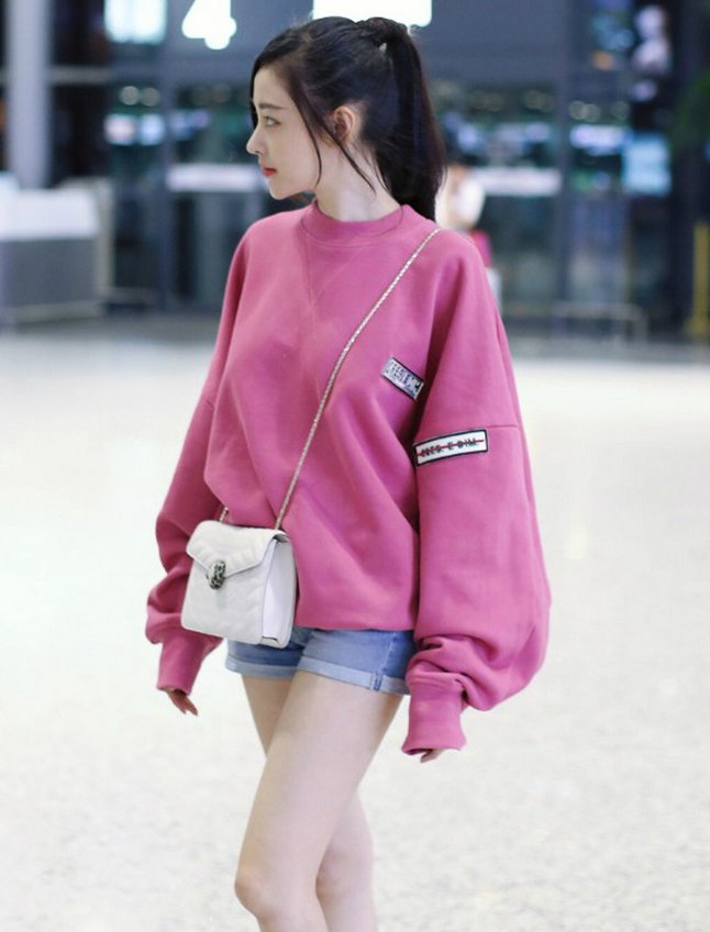 张天爱真“作”,上半身过冬,下半身过夏,两极分化竟然也时髦!