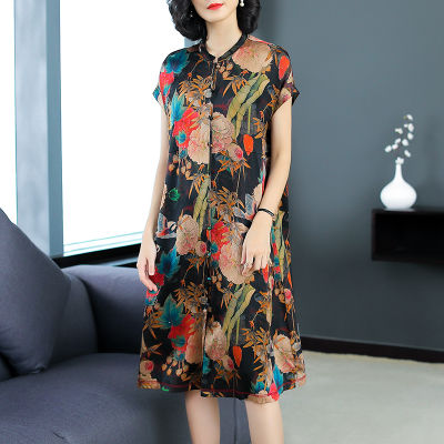 60后女人不要穿的太嫩了，多穿这样子的蚕丝连衣裙，高贵又减龄