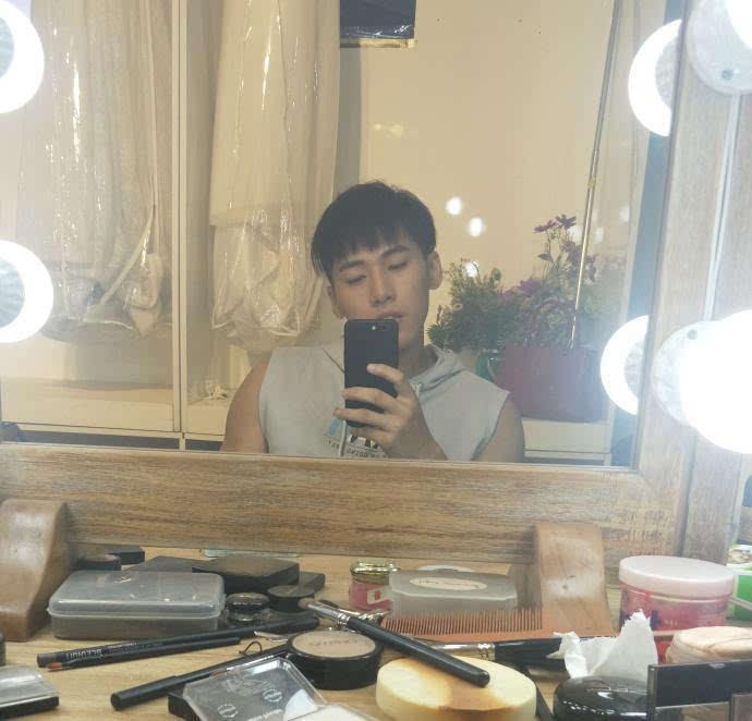 爱健身的大长腿，拥有一张明星脸，胸肌腹肌人鱼线全都有