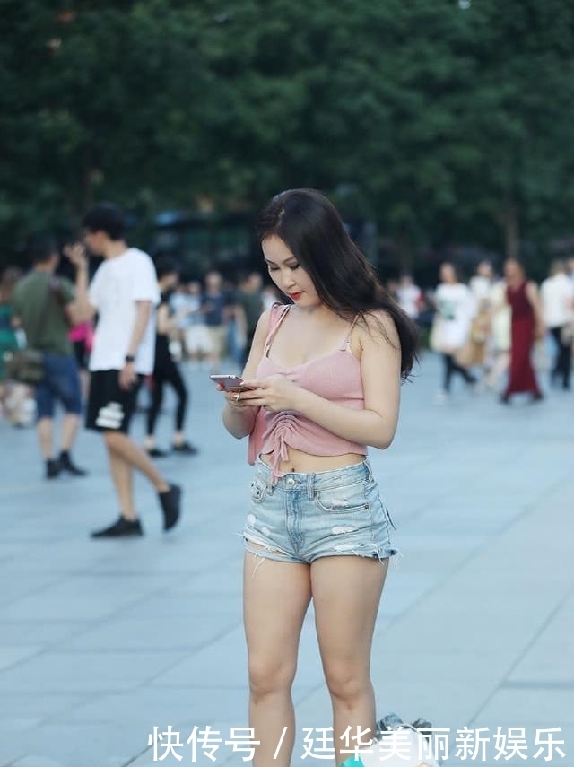  【美女】街拍：美女搭配一件毛边热裤，头戴黑色渔夫帽，既遮阳防晒又时尚