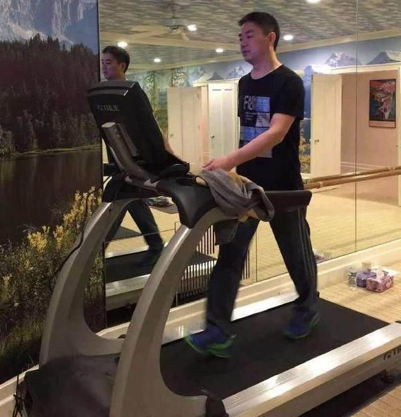 刘强东带章泽天逛内衣店，刘强东背影身材强健，44岁还似年轻小伙