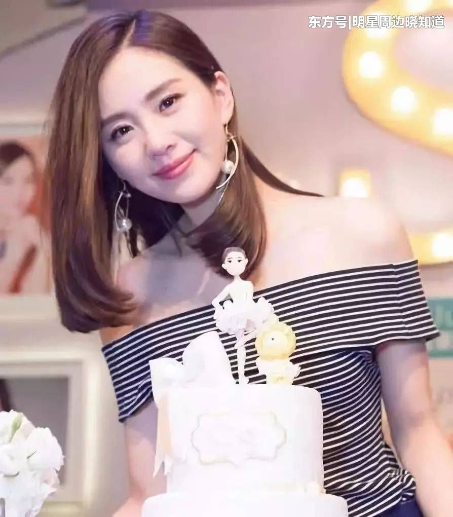 当女星们穿上一字肩,李沁冷艳,陈妍希清新,迪丽热巴神秘