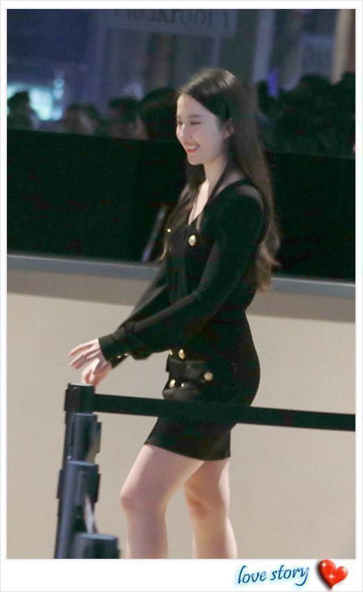 路人镜头下的刘亦菲, 紧身包臀裙超抢眼, 但看到露出的腿我沉默了