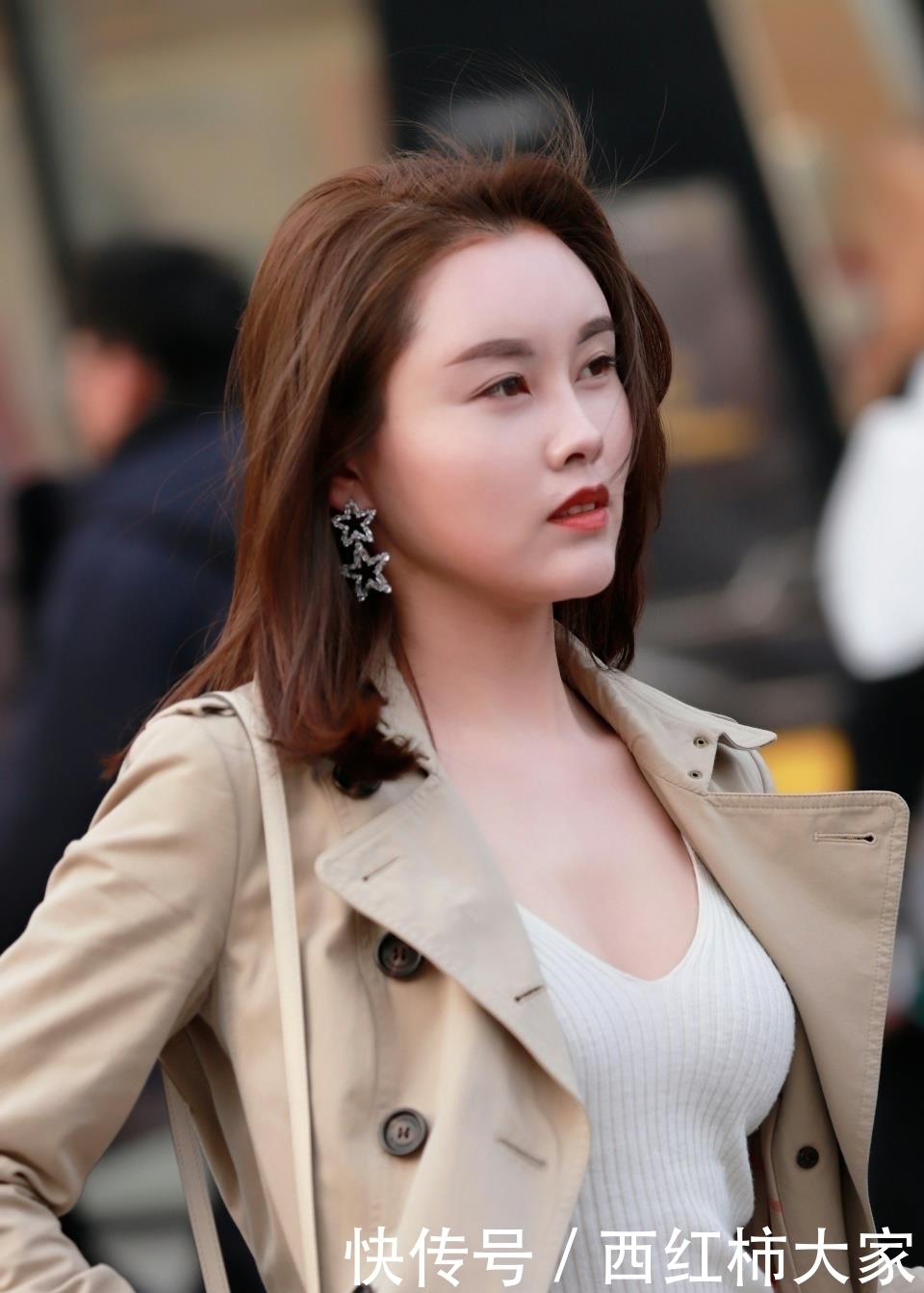  成熟■路人街拍：优雅端庄的成熟魅力，女人味十足！