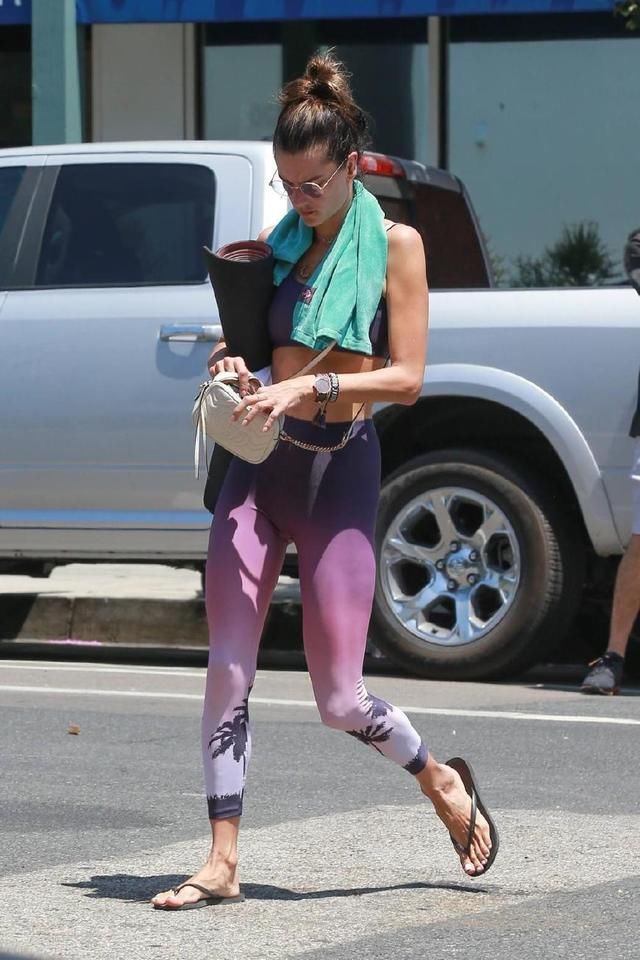 维密天使AA要逆天啊！穿吊带印花裙简直美炸，女儿大长腿抢了风头