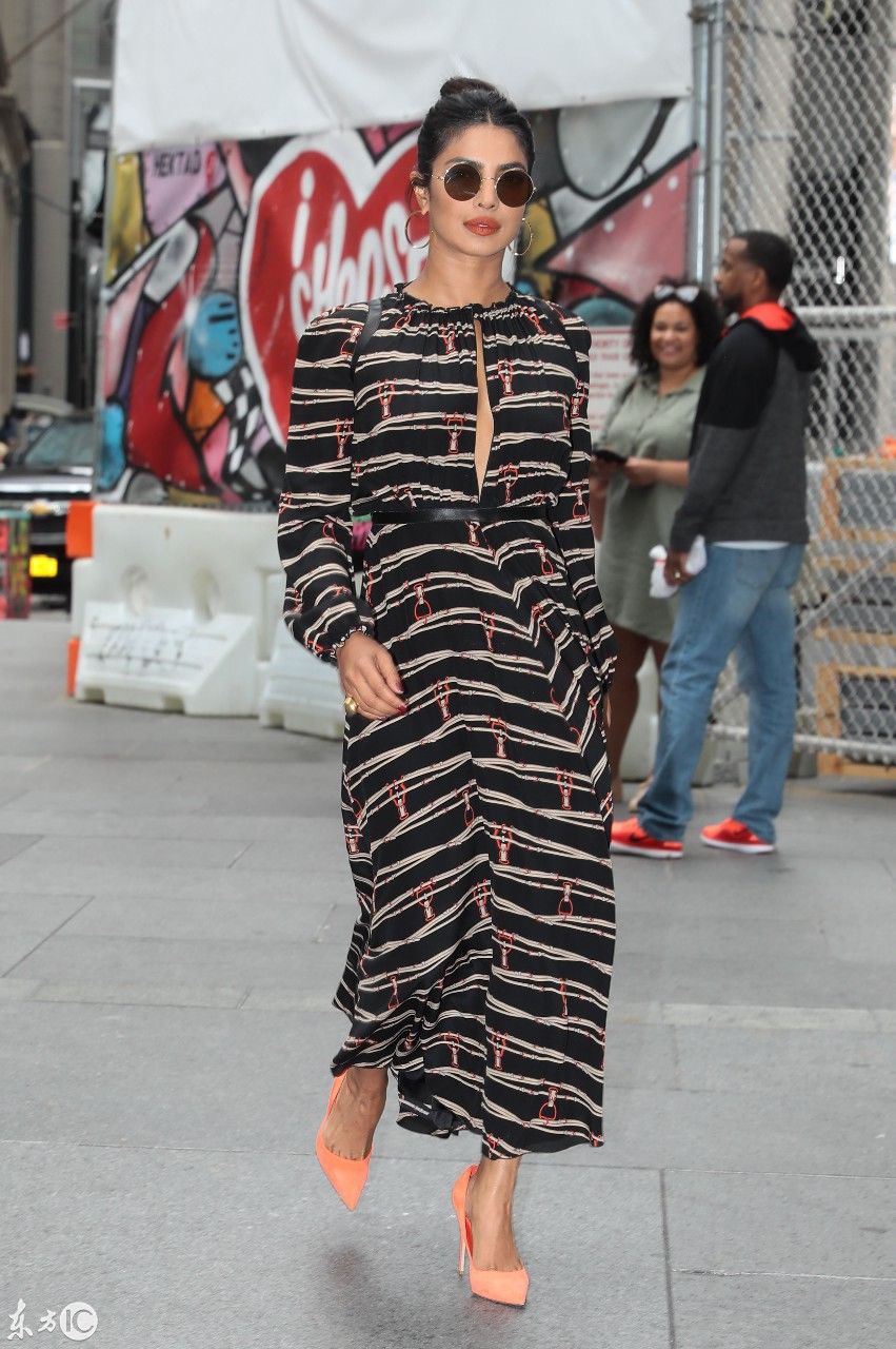 时尚扫街印度影星朴雅卡乔普拉，条纹长裙漫步纽约街头