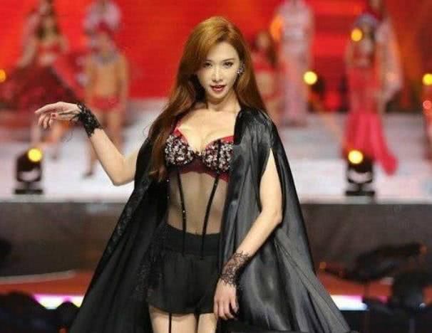 43岁林志玲真敢穿,丝袜破成这样观众看了都尴尬!