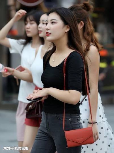 杭州街拍: 夏日来了, 还好有了防晒衣! 小姑娘的美丽保住了