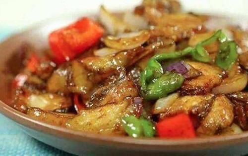  【辣椒】小炒肉中的五花肉，肉质细嫩，麻辣鲜香，加上洋葱就是好吃