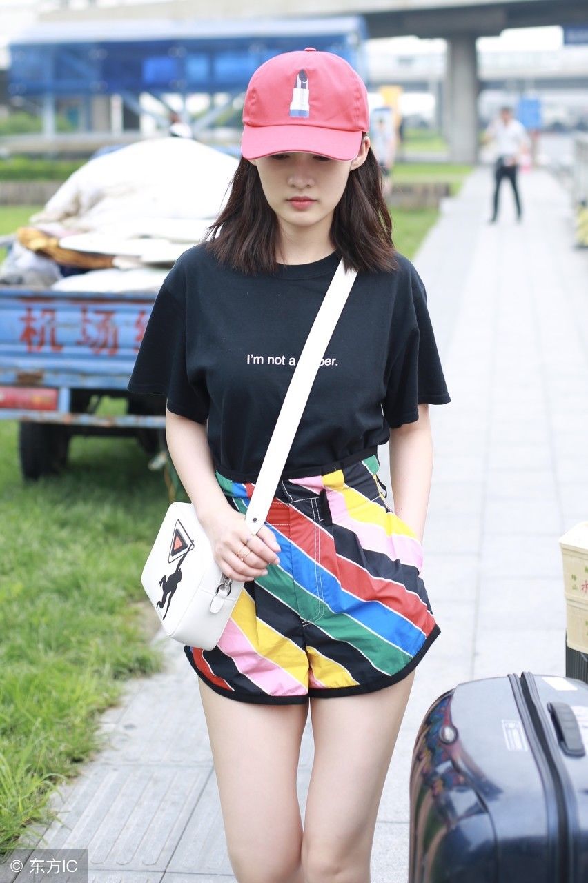 李沁穿了条“纸尿片”质感短裤，真显胖，网友:太辣眼睛了