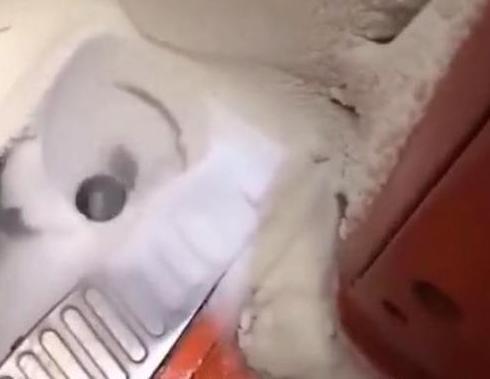 东北黑龙江最“尴尬”的火车，成真正“冻车”，厕所都不敢上？