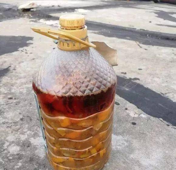  花生麸■节日期间，我们在家里做花肥，它充满了生育能力