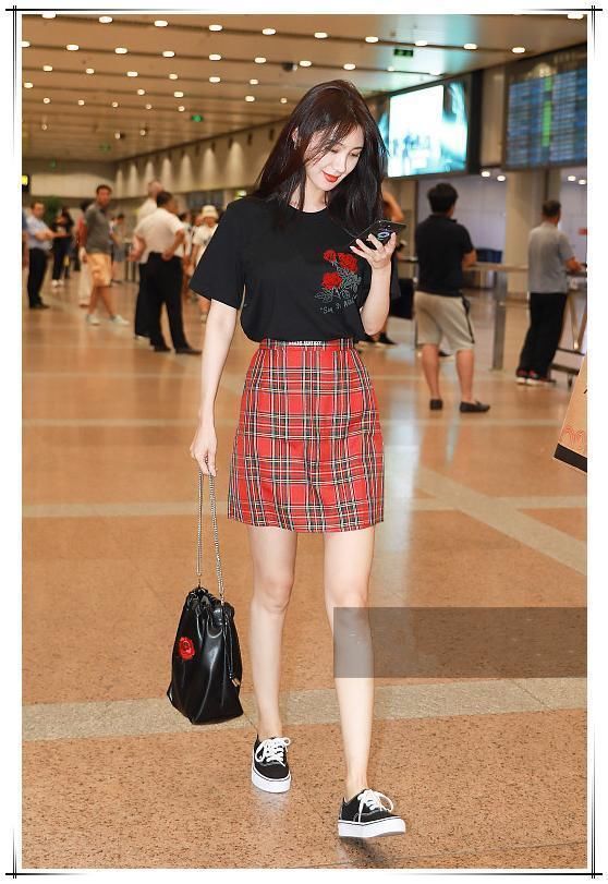 当李菲儿和江疏影同穿格子裙，网友：终于见识到蚂蚁腰的最高形式