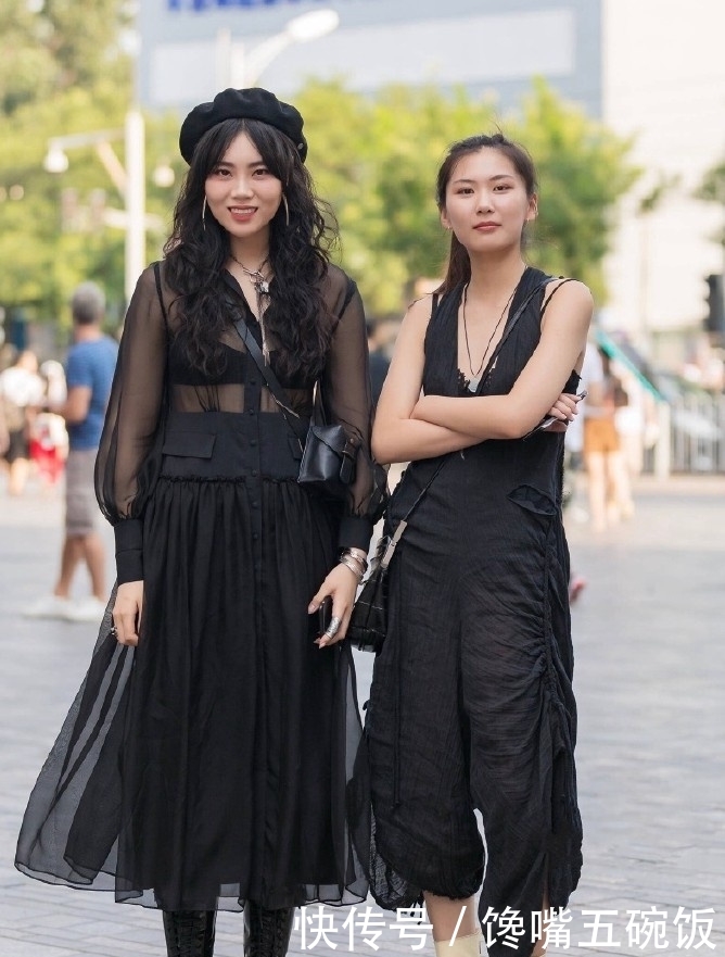 美女■潮流的穿搭,十分抢眼,美女街拍清爽时尚的小姐姐
