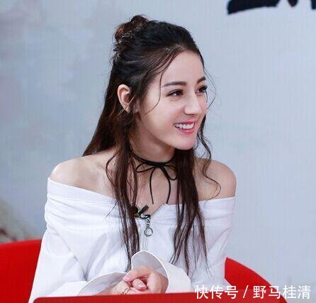 21岁关晓彤和26岁热巴同时撞衫, 一个美如女神, 一个却像路人!