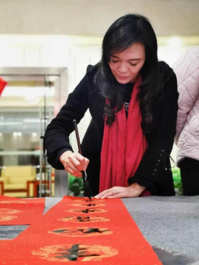  火红■火红春联，自然是散发着墨香的最好！